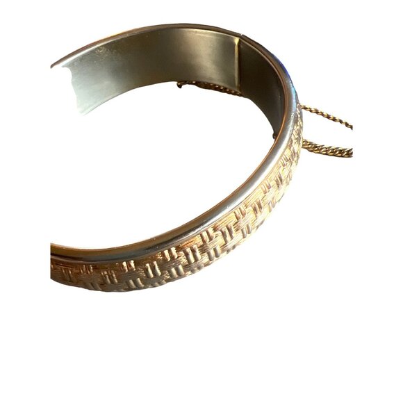 Vintage Napier Gold Tone Basket Weave Texture Bangle Bracelet Safety Chain Work - Picture 11 of 11